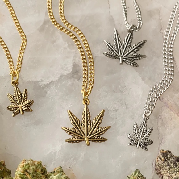 NWOT Blunted Objects Large One Hit Wonder Silver cannabis leaf pendant Necklace - Picture 3 of 5